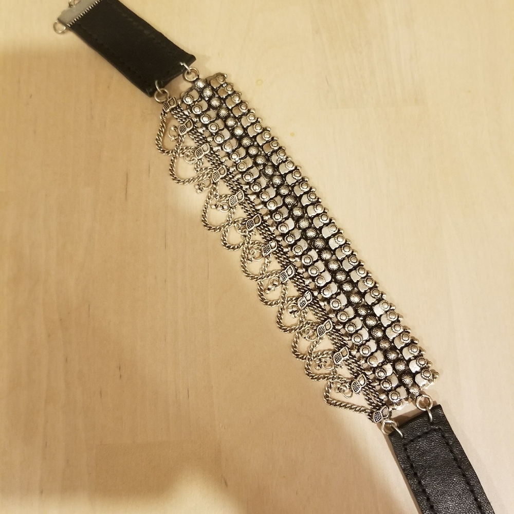 Choker necklace in silver finish